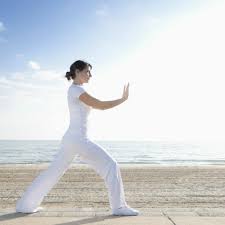 Pour les maîtres anciens, il était évident que l'entrainement purement physique arrive assez vite à sa limite. En Images Un Exercice De Qi Gong Pour Bien Commencer La Journee Femme Actuelle Le Mag