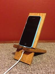 Telephone Intelligent En Bois Socle De Recharge Ce Support Sadapte A La Plu Telephone Intelligent Support Pour Telephone Portable Projets De Menuiserie Sympas
