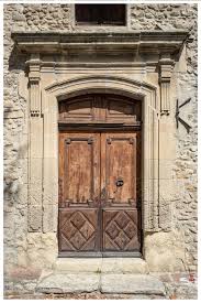Vaison La Romaine Une Des Tres Belles Portes De La Ville Haute Architecture Windows Porte Fenetre Portes Peintes