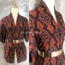 Anda bisa mencari produk ini di toko online yang mungkin jual baju batik endek bali. Atasan Wanita Endek Bali Baju Kerja Atasan Kantor Baju Office Tenun Ikat Shopee Indonesia