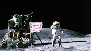 Durant huit ans, il subit un entraînement de plus en plus difficile, assumant courageusement tous les risques d'un voyage vers l'inconnu total. 20 Juillet 1969 Des Hommes Sur La Lune Ladepeche Fr