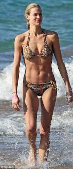 Brooke elizabeth burns (born march 16, 1978) is an american fashion model, game show host, actress, and television personality. Baywatch Star Brooke Burns Raises The Temperatures As She Shows Off Bikini Body In Hawaii Daily Mail Online