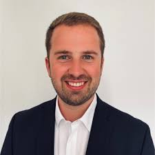 Nun ist es vollbracht. Nach fast 10,5 Jahren juristischer Ausbildung samt  Promotion oder anders ausgedrückt nach ca. 20.700 Stunden reiner Lern- bzw.  Arbeitszeit (man hat sich tatsächlich die Mühe…