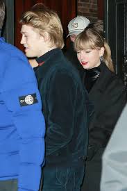 Soll sich mit joe alwyn verlobt haben. Taylor Swift And Joe Alwyn Have 2 Public Dates In One Day Taylor Swift Evening Date Dress