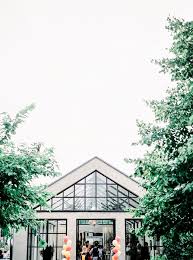 engaged trouwen midden in een moestuin bij villa augustus in dordrecht augustus bruiloft industriele bruiloft trouwlocaties