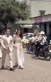 Mẹ ruột và mẹ kế của hồ bích trâm cùng có mặt trong ngày khoảnh khắc hồ bích trâm bật khóc nức nở tại đám cưới, nữ diễn viên gây sốt khi được tặng rất nhiều vòng vàng chói loá, đeo nặng cả cổ. 6axqst7 Ogkfim