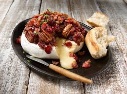 Brie Fondant Aux Canneberges Bacon Et Pacanes Recette Brie Fondant Recette Brie Brie Cuit Au Four