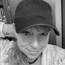 Which spot is best?! Really loving this cute tomato lamp🍅 . . . #fooddecor  #colorfuldecor #diydecor #diyproject #homeinspo #homedesign #kaarinjoy  #explore #explorepage #eclecticdecor #art