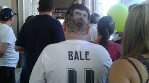 Emil is having his hair cut in slikhaar studio of denmark by the hairdresser tine borgbjerg, and the haircut is with inspiration from the footballer gareth bale. Champions League News Real Madrid Fan Unveils Bizarre Gareth Bale Themed Haircut Goal Com