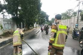 Lowongan kerja damkar depok about dinas pemadam kebakaran pemadam kebakaran, branwir, pmk, damkar officer or official who is trained and tasked to combat. Hati Hati Ada Oli Tumpah Banyak Pengendara Motor Yang Terjatuh