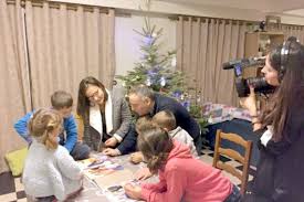 Bonjour et oui je suis mamie pour la 9eme fois bienvenue à ma petite princesse gros bisous à vous 3. Noel Et Famille Nombreuse Une Tribu D Yvetot A La Tele