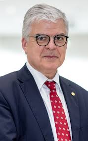 Fausto Pinto condecorado com o grau de Grande-Oficial da Ordem da Instrução  Pública