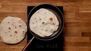 Pitas Maison Et Sauce Au Yogourt 5 Chefs Dans Ma Cuisine Ici Radio Canada Ca Homemade Bread Lebanese Recipes Food