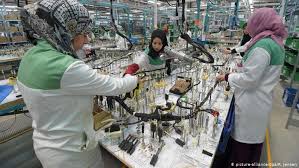Nach einigen jahren fabrikarbeit leiden die meisten unter berufskrankheiten wie gelenkschmerzen und augenprobleme. Tunesien Frauen In Der Wirtschaft Wirtschaft Dw 21 02 2020