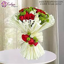 Charming Red N White Roses Bunch Flower Bouquet Delivery In Ludhiana Flower Bouquet Delivery Flower Delivery Online Flower Delivery