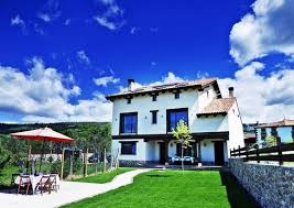 Encontramos ésta casa rural de corte pinariego en pleno centro del pueblo. Soria Casa Accesible En Valdeavellano De Tera Soria Casas Rurales Casas Grandes Casas