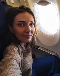 Woman Gives Up First-Class Seat to Pregnant Lady After Encounter with Rude  Celebrity