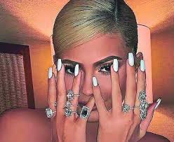 A principal novidade do momento é pintar uma unha de cada cor