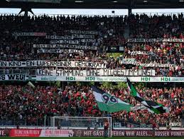Ich schau mal eben für ihn nach. Hannover 96 Die Eigenen Ultras Und Die Medien Dumm Und Kriminell Der Spiegel