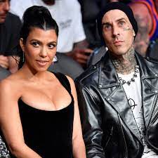 Kourtney kardashian's relationship with travis barker seems to be going from strength to strength! Kourtney Kardashian And Travis Barker Pack On The Pda In Ufc Return E Online Deutschland