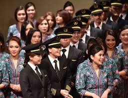 Malaysia airlines' had its humble beginning in the golden new way of dressing up uniform in a cabin by malaysia airlines cabin crew with a new normal. Malaysia Airlines Introduces First Female Pilots Arab News