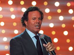 Julio Iglesias, "preocupado y con el ánimo bajo" ante las acusaciones de agresión sexual, pide ayuda a sus amigos españoles