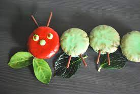In der international gefeierten die kleine raupe nimmersatt, isst eine winzige raupe und isst. Raupe Nimmersatt Kuchen Kinderspiele Welt De