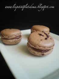 Les Petits Plats D Ema Macaron Chocolat Au Lait Et Pralin Macaron Chocolat Macaron Recette Macaron