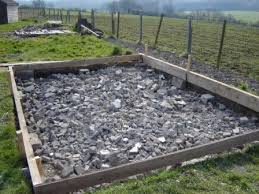 Disposer d'un abri de jardin est très pratique, mais il peut parfois paraître disgracieux à l'état brut. Fondation De L Abri De Jardin La Joie D Etre Proprietaire