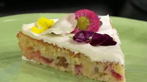Dafür benötigen wir folgende zutaten: Rezept Rhabarber Kuchen Mit Bluten Ndr De Ratgeber Kochen