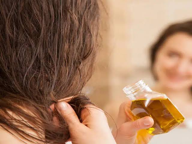 چگونه درمان ریزش مو با روغن زیتون و رشد مو امکان پذیر است؟ | عطارچیان