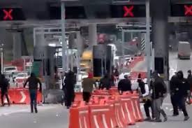 Bloquean normalistas caseta de México-Cuernavaca