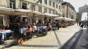 puɾtuˈɣaɫ), officially the portuguese republic (portuguese: Hoje Tem Praca Do Comercio Em Portugal 31 12 13 Youtube