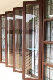 Hal ini sangat berbeda dengan kaca tempered yang pecahannya berupa pecahan kecil yang tumpul sehingga tidak membuat dampak buruk pada orang yang ada di sekitarnya. Perbedaan Clear Glass Tempered Glass Dan Laminated Glass