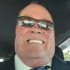 Dos chicos empujando hacia arriba