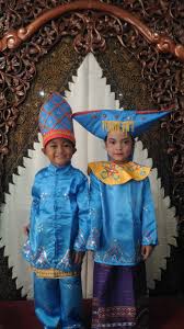 Baju tradisional untuk pengantin sumatera barat umumnya berwarna merah dengan akseoris lengkap. Pakaian Adat Sumatera Barat