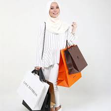 This is the third generation of the sofina collection inspired by vivy yusof. Biodata Vivy Yusof Jutawan Fashionvalet Com Azhan Co