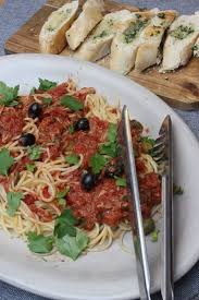 Spaghetti Alla Puttanesca Fenchel Radieschen Salat Knoblauchbrot Schokoladencreme Alla Jamie Oliver 30 Minuten Rezept Radieschen Salat Lebensmittel Essen Einfache Rezepte Mittagessen