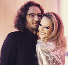 Pentru ca fiecare cuplu este unic si fiecare eveniment este diferit imi place sa ma inspir din personalitatea voastra si sa. Cum Èi A Cerut Chef Florin Dumitrescu Partenera In CÄsÄtorie Antena 1