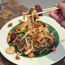 Tuang minyak sedikit masukkan telur kocok, oseng sampai matang dan. Resep Kwetiau Goreng Ayam Ala Restoran Bintang Lima Kumparan Com