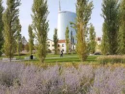 Oggi il cielo è grigio, c'è vento e piove in modo copioso, eppure il parco è affollato, colmo di tanti cittadini contenti nel vedere a compimento quel collegamento fra il quartiere isola, il bosco verticale. Biblioteca Degli Alberi A Milano Un Giardino Botanico Nella Citta