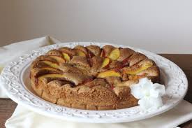 La torta con pesche e amaretti si ispira ai persi pien, le pesche ripiene, che sono un classico dessert piemontese in cui il guscio fresco e fruttato delle pesche accoglie un ripieno goloso e croccante con cacao e amaretti. Torta Morbida Alle Pesche E Amaretti Il Pomodorino Confit