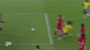 A primeira partida internacional de seleções de futebol feminino ocorreu em 1972, casualmente 100 anos depois do primeiro encontro masculino, onde a inglaterra venceu a escócia por 3 a 2. A Primeira Rodada Do Torneio Feminino De Futebol Das Olimpiadas
