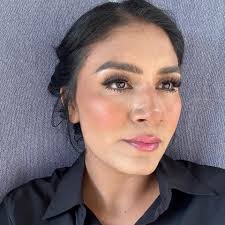 Yo bien perra empoderada con mi outfit bien lindo// yo por dentro, con un  perro miedo de ser acosada sexualmente en la calle o en el metro