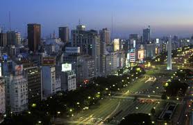 Mais avec près de 146 ce très grand pays d'amérique du sud abrite la plus grande partie de la forêt amazonienne. Avenida 9 De Julio La Plus Large Avenue Du Monde Et El Obelisco L Obelisque Buenos Aires Argentine Banque D Images Et Photos Libres De Droits Image 20801983