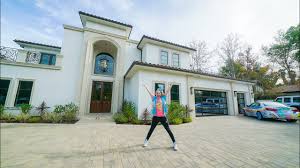 Siwa says she loves that her house has a yard because so many californian properties don't have. House Tour Jojo Siwa Youtube