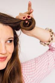 This lady has a mysterious look, thanks to a little bit of a ruffled hair. How To Get Sleek Old Hollywood Curls