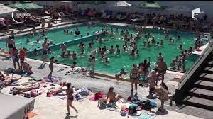 Prima zi din săptămâna următoare vine, însă, cu o răcire a vremii, deşi cerul se va menţine variabil, maxima termică va fi de doar 10 grade. La Strandul Cu ApÄƒ SÄƒratÄƒ De La Praid Coada Se FormeazÄƒ De La 7 DimineaÅ£a Cu Trei Ore Inainte De Deschidere