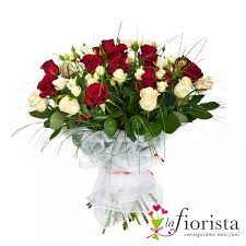 Dal nostro negozio online puoi acquistare originali mazzi di rose rosse per bologna in pochi minuti. Mazzo Di Rose Rosse E Bianche Consegna Gratis