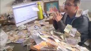 Viral Video Angry Citizens Throw Cash at Corrupt Officer in Gujarat Office Protest - NTV Telugu